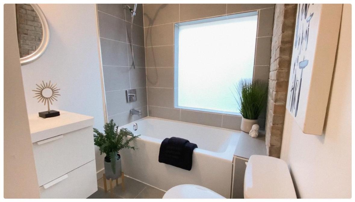 The Stays - Private Cozy 1 Bhr Apt On Main Floor Toronto Bagian luar foto